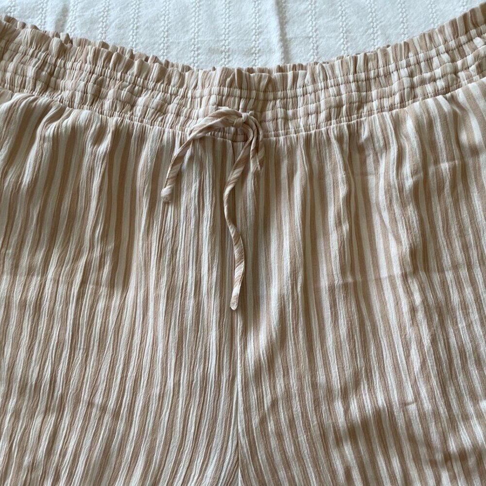 NWT Torrid Pull-On Tie Front Gauze Pants, Size 3, Rocker Stripe Cement - Picture 2 of 6